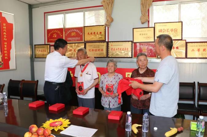 走訪慰問老黨員 深入實際學黨史—— 市政府國資委慰問泓源公司老黨員、困難黨員(圖2)