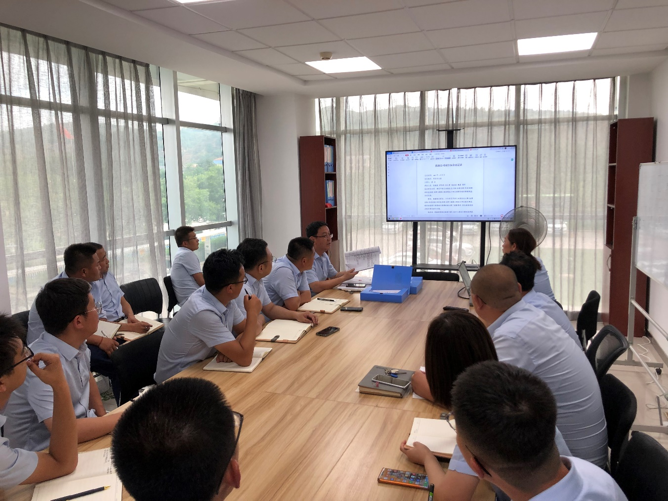 市產(chǎn)投集團平煤機公司召開資料整理培訓(xùn)暨工作部署會(圖1)